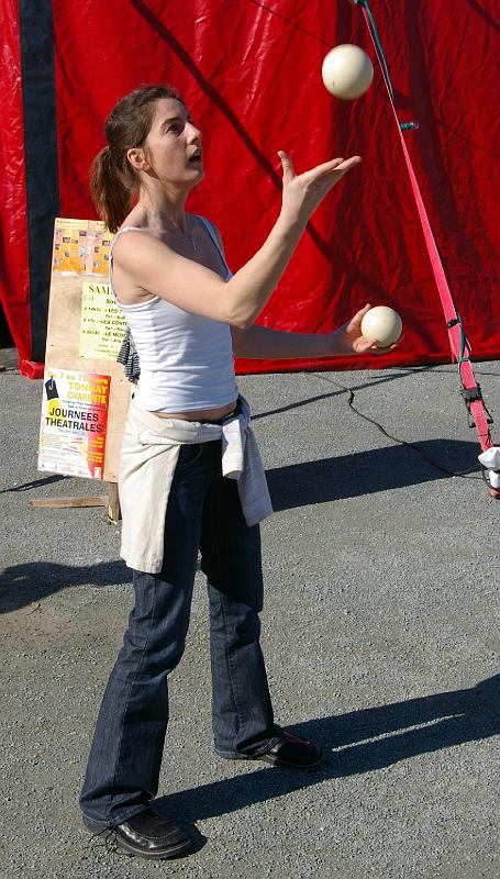 Atelier cirque adultes Journees theatrales 2007_0002.jpg